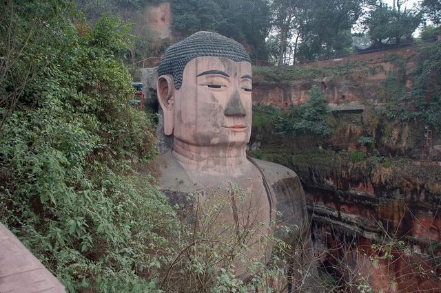樂(lè)山大佛為何以屹立千年？又為何既不雙手合十也不打坐呢？