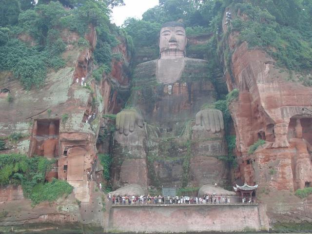 樂(lè)山大佛為何以屹立千年？又為何既不雙手合十也不打坐呢？