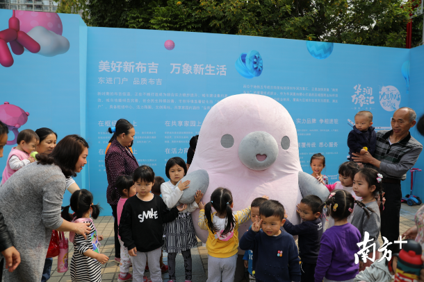想要和萌萌噠的“鴨梨哥”見面嗎？快來布吉雕塑公益巡展吧